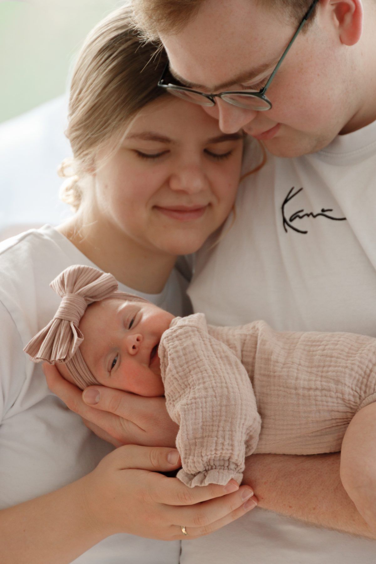 Eltern halten ihr neugeborenes Baby im Arm